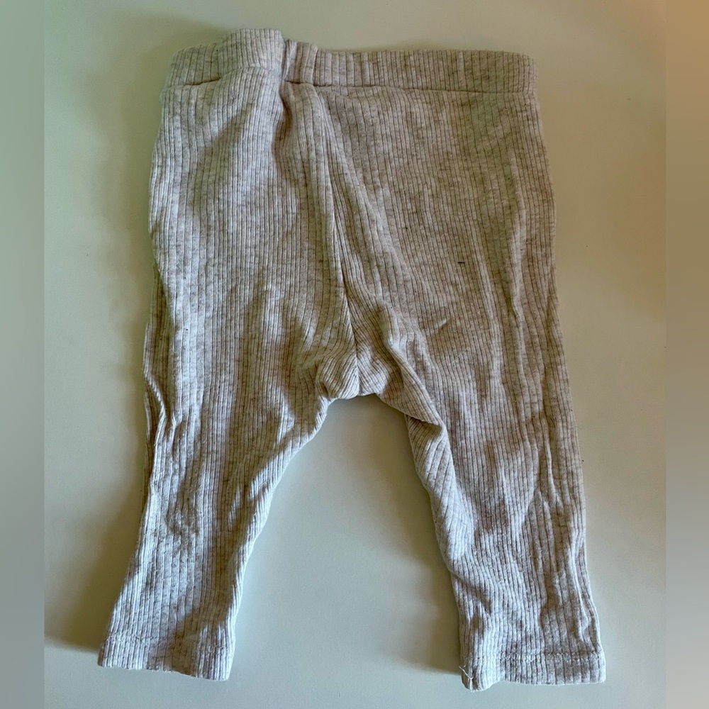 👶🏾H&M | Neutral Ribbed Leggings - Picture 5 of 6